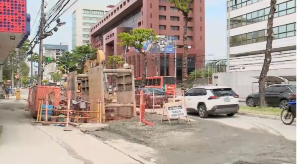 Avenida Domingos Ferreira passa por transtornos durante obra da Compesa