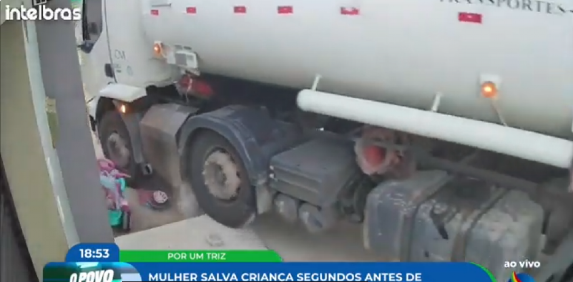 Caminhão perde controle e atinge carrinho de bebê em Chã de Alegria
