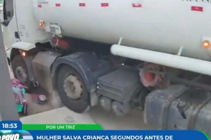 Imagem de caminhão passando por cima de carrinho de bebê
