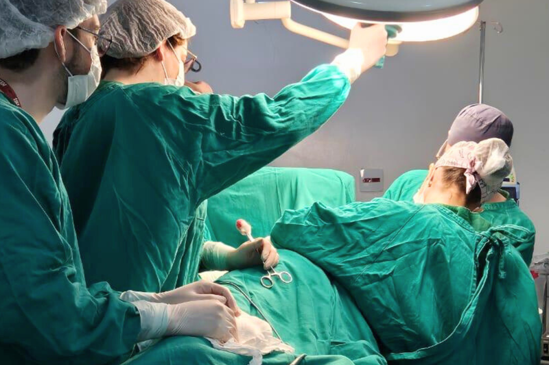 Estão programadas cirurgias para túnel do carpo, artroplastias de joelho, colecistectomias, hernioplastias, adenoidectomias, turbinectomias, laringectomia parcial e cirurgias dermatológicas de médio porte