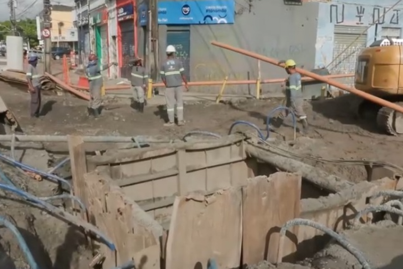 Obras da Compesa causam transtornos para transeuntes e comerciantes no bairro de Afogados