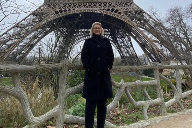Etelvina Vaz, em Paris, durante apuração para sua pesquisa