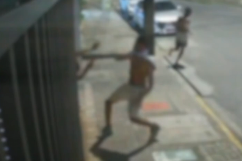 Assaltantes agridem vítima durante abordagem em Casa Amarela, na Zona Norte do Recife