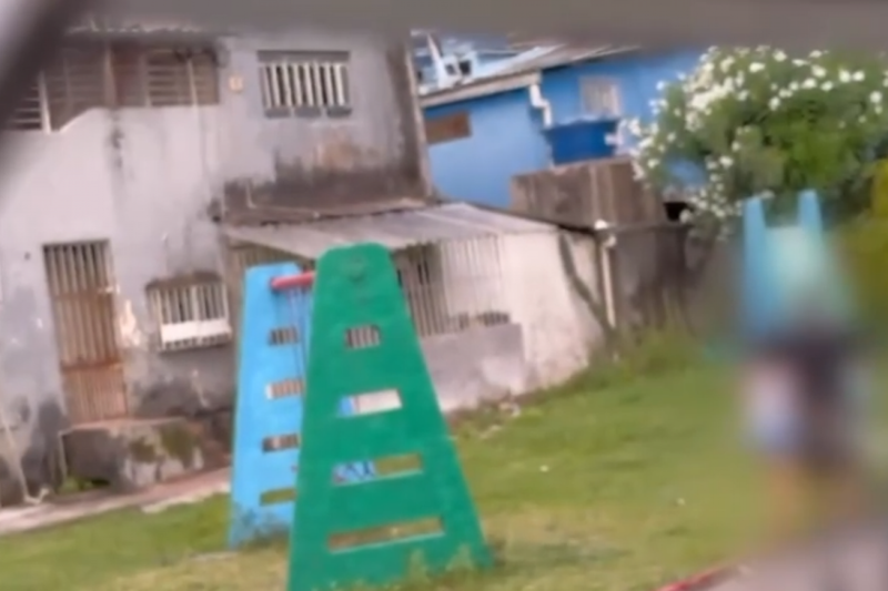 Imagem de filmagem do momento em que acontecia um dos abusos