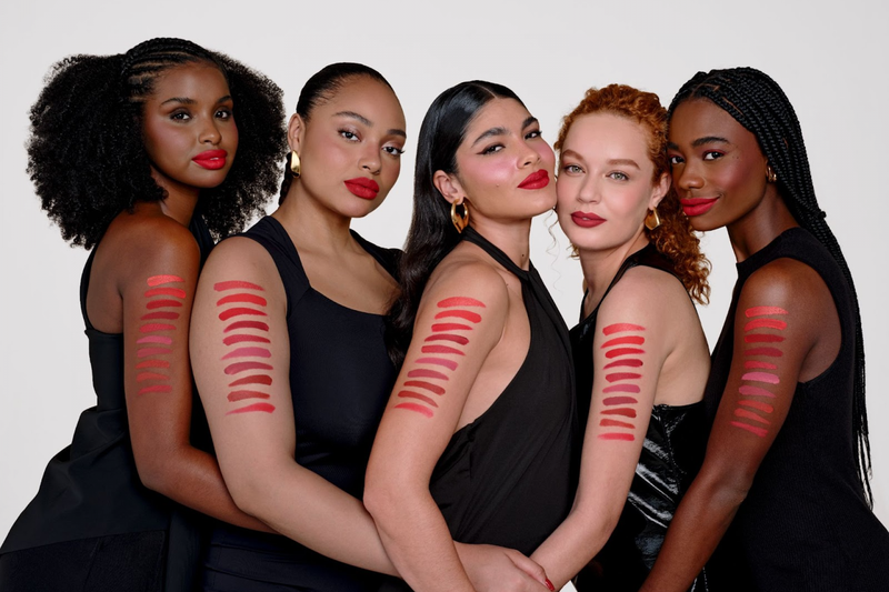 Mulheres representando as cores e tons do novo portifólio de maquiagens da Avon