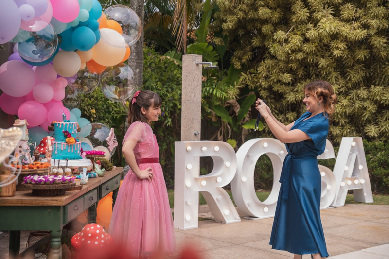 Cena de "Salve Rosa", em que Karine Teles e Klara Castanho interpretam mãe e filha