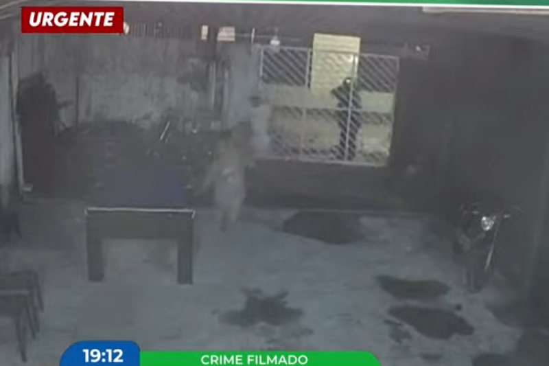 Imagem de câmera de segurança durante momento de disparos em Cruz de Rebouças