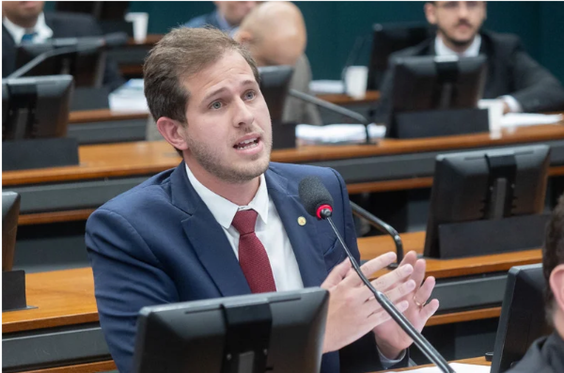 Pedro Campos vota a favor da PEC da Blindagem e explicações não convencem eleitores