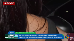 Imagem de mãe de adolescente, localizado em cárcere privado, sendo entrevistada