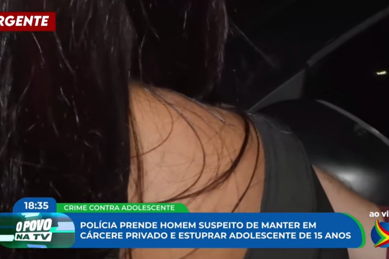 Imagem de mãe de adolescente, localizado em cárcere privado, sendo entrevistada