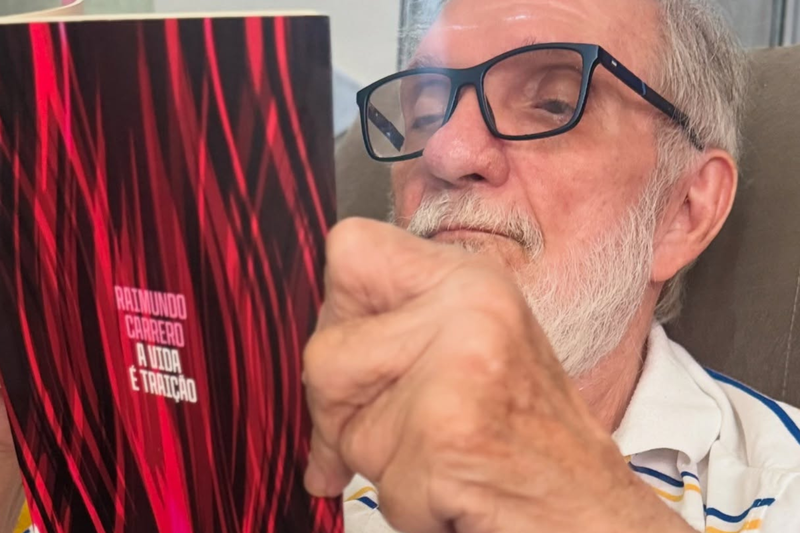 Raimundo Carrero, escritor pernambucano, com a nova obra &quot;A Vida &eacute; Trai&ccedil;&atilde;o&quot;