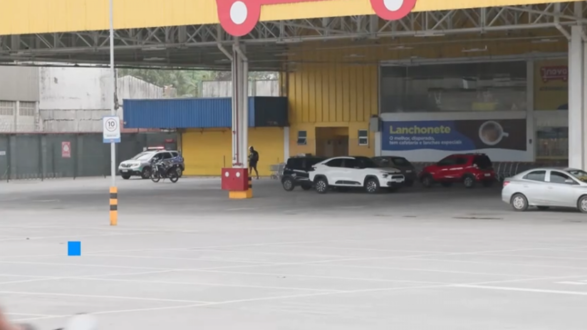 Homem é morto e uma mulher é ferida em estacionamento de supermercado em São Lourenço da Mata