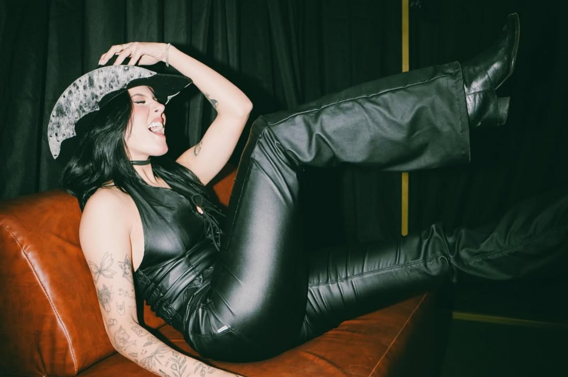 Ana Castela cai do palco durante show em São Paulo