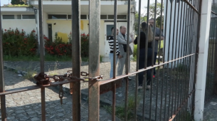 Portões do Centro de Vigilância Animal de Olinda, que está desativado 