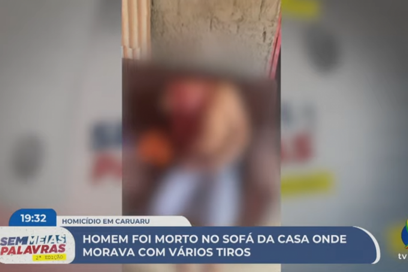 Imagem de homem morto nosofá de casa em Caruaru