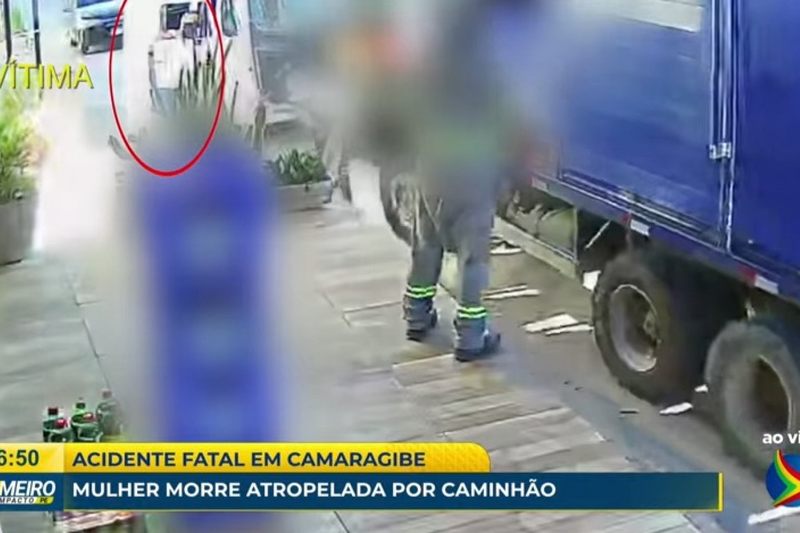 Funcionários tentam, mas não conseguem impedir que o caminhão avance sobre a mulher