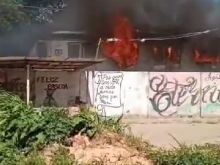 Imagens mostram Metrô do Recife envolto pelas chamas, neste sábado (25) INSTAGRAM/REPRODUÇÃO