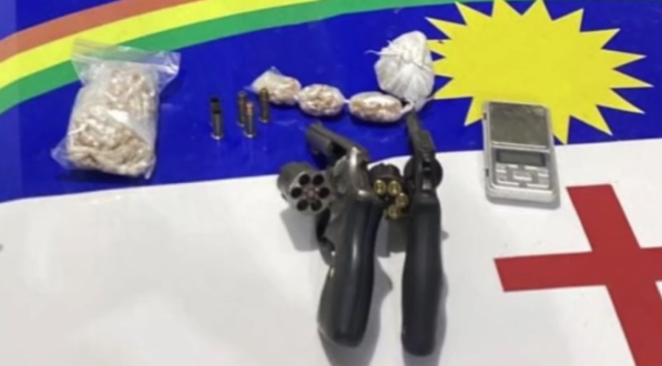 Além do veículo, foram apreendidas armas, munições e drogas