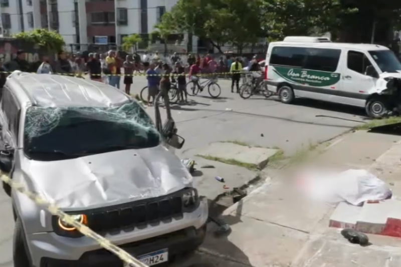 Logo após a colisão, uma moto e outro carro, também suspeitos de terem sido roubados, aparecem deixando o local em alta velocidade