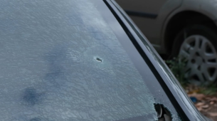 Carro que foi baleado pelos suspeitos 