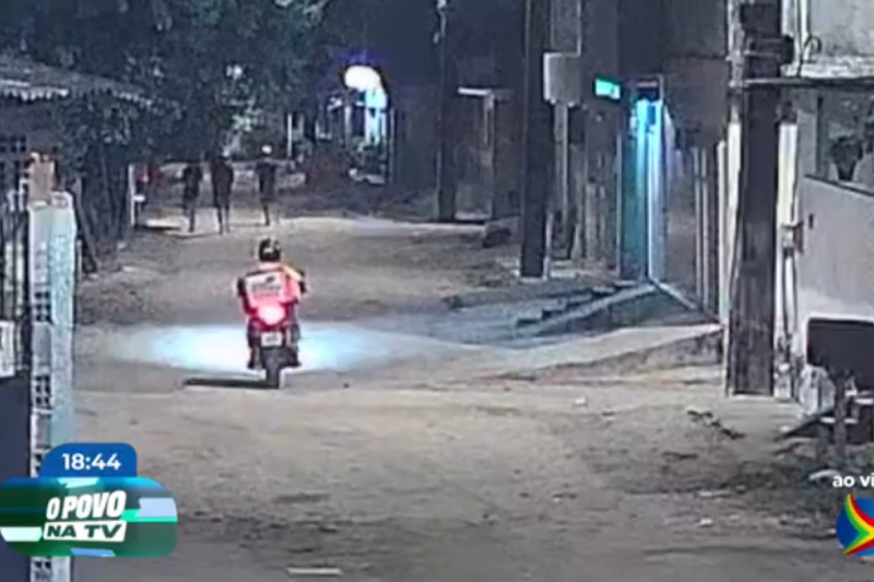 Imagem de entregador entrando em rua no bairro de Passarinho