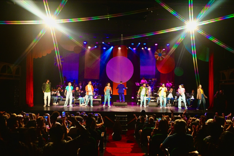 Imagem da cena do espetáculo Ídolos Orquestrados em homenagem a Tim Maia, realizado pela Orquestra Filarmônica Moderna Brasileira;