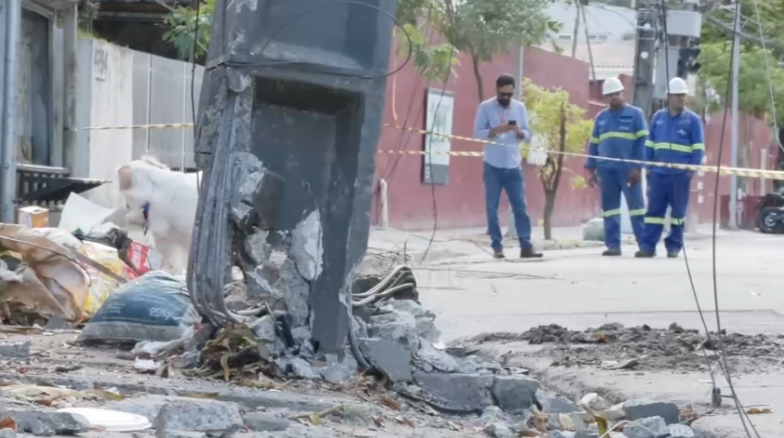 Carro colide com poste de alta tensão e causa queda de energia na Zona Norte do Recife