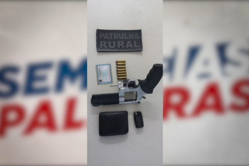 O empresário portava um revólver calibre .357 com sete munições intactas. O porte naquele momento era ilegal, o que levou à sua detenção