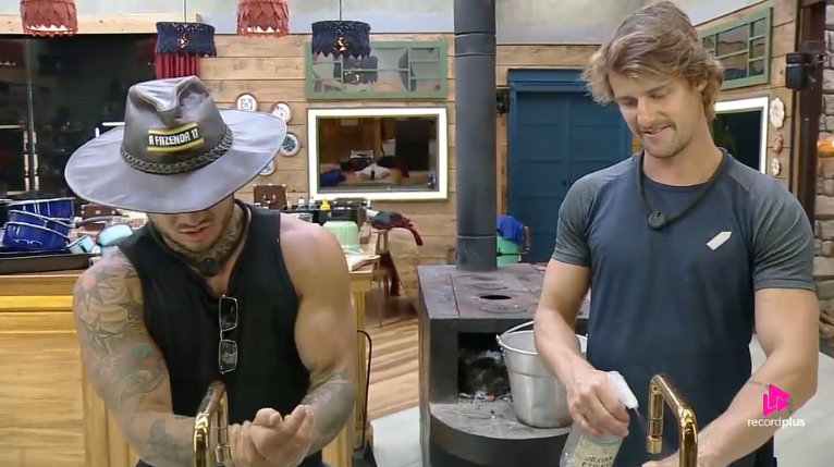 A Fazenda 17: Wallas Arrais critica Carol Lekker por reclamações sobre trato dos búfalos