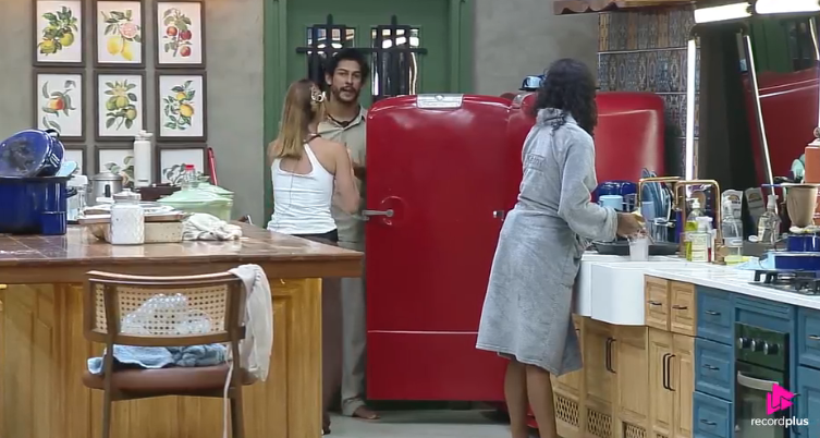 Shia se irrita com desaparecimento de doce de leite e dispara contra colegas em A Fazenda 17