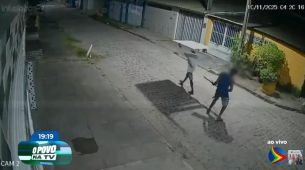 Imagem de dupla fugindo com portão roubado em Sítio Novo