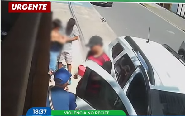 Imagem de momento em que família é assaltada no Cordeiro