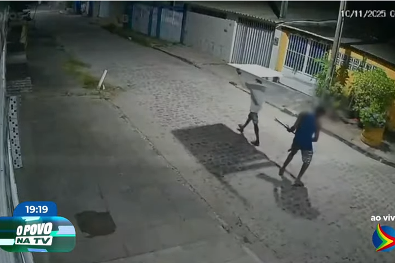 Imagem de dupla fugindo com portão roubado em Sítio Novo