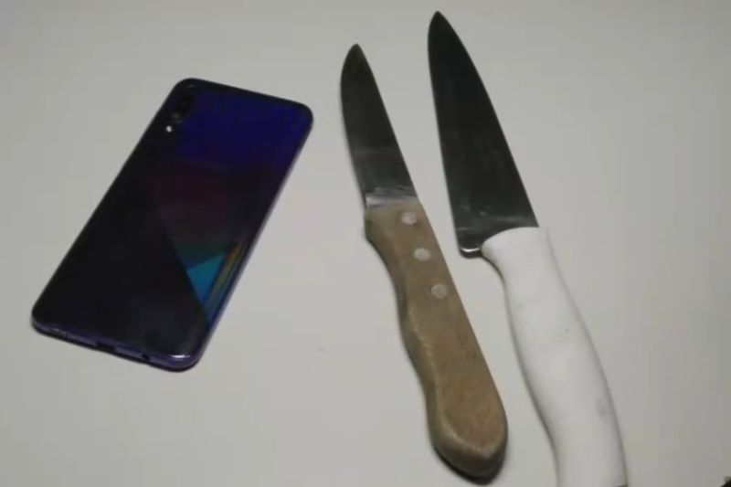 Armados com duas facas, os suspeitos renderam a vítima e roubaram seu celular. Ao tentar reagir, o passageiro foi esfaqueado no braço