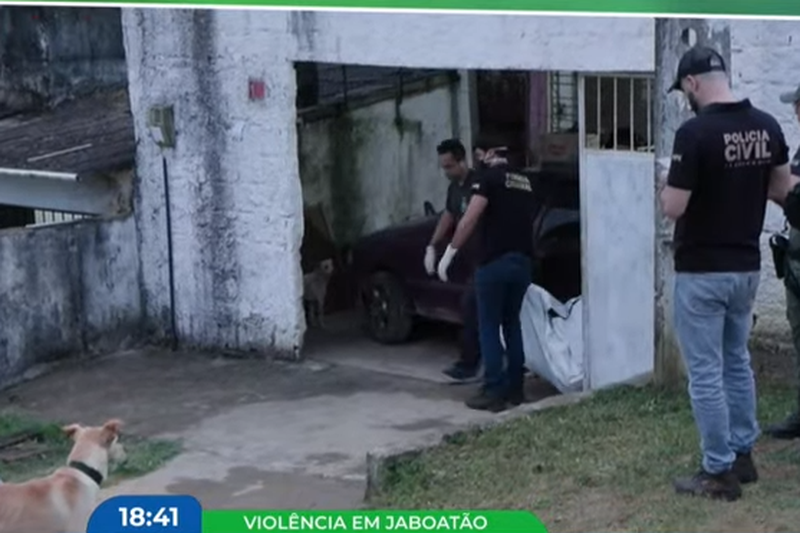 Imagem de policiais em frente ao local do homicídio, no bairro Floriano, em Jaboatão dos Guararapes
