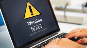 Pessoa tentando acessar o computador, que dá erro