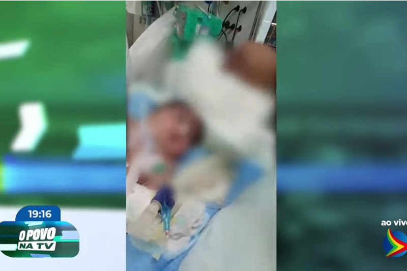 Imagem de bebê sendo abanado pela mãe em UTI Pedriátrica do HR