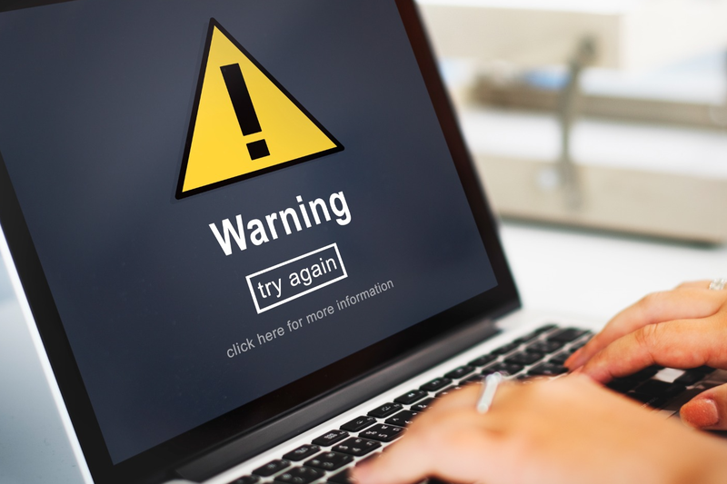 Pessoa tentando acessar o computador, que dá erro