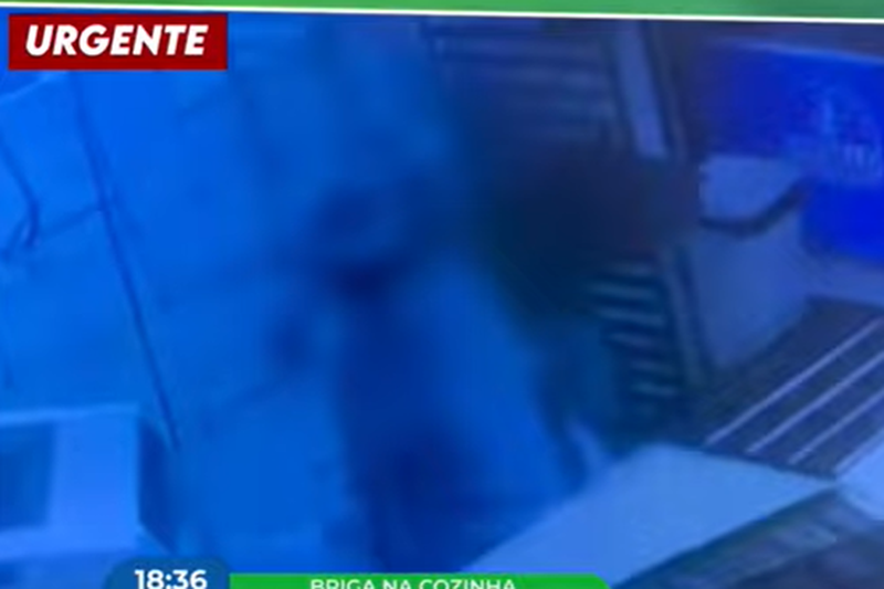 Imagem de câmera de segurança em momento de facada