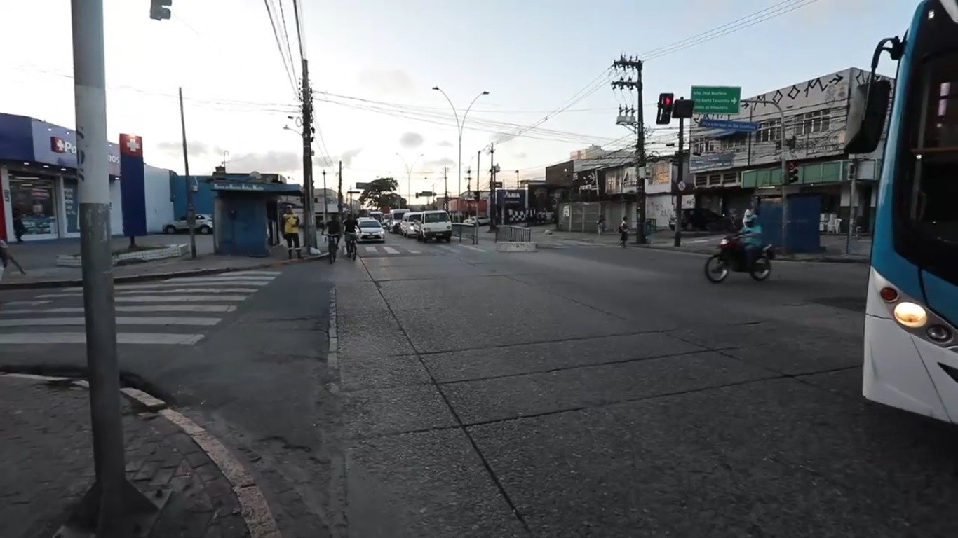 Motociclista por aplicativo morre após colidir em moto que teria avançado o sinal vermelho