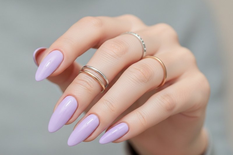 Imagem de unhas pintadas com lilás suave para dias quentes. 