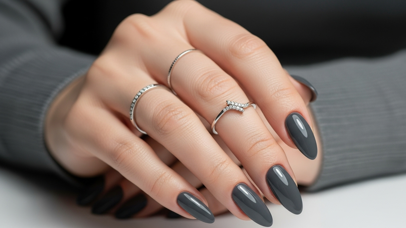 Imagem de unhas pintadas com esmalte cinza grafite. 