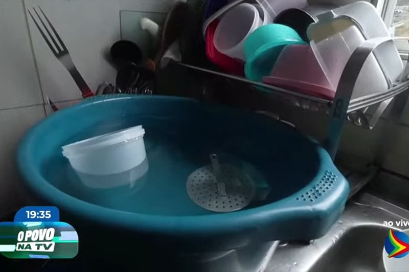 Imagem de bacia com água, representando interrupção no abastecimento