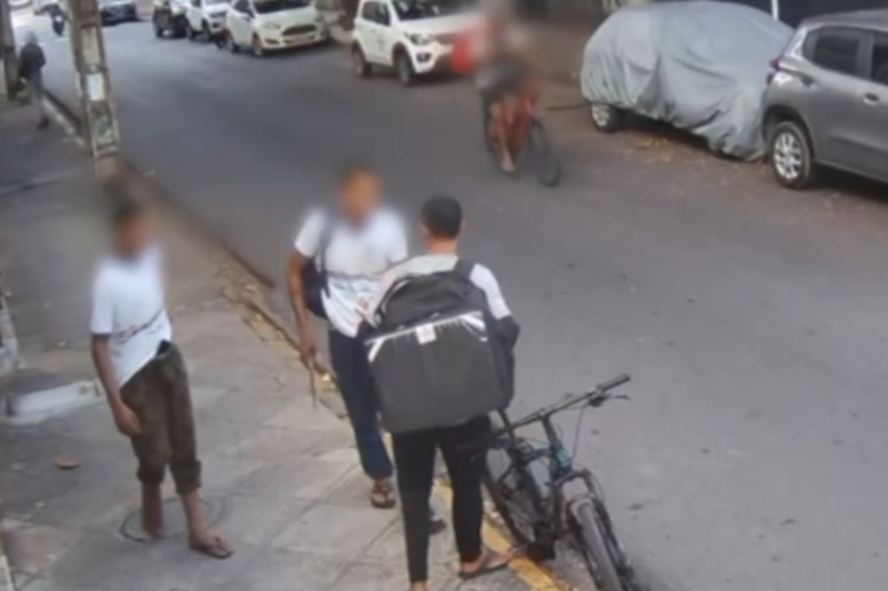 Mãe entrega filho adolescente à polícia após assalto a entregador por aplicativo em Recife