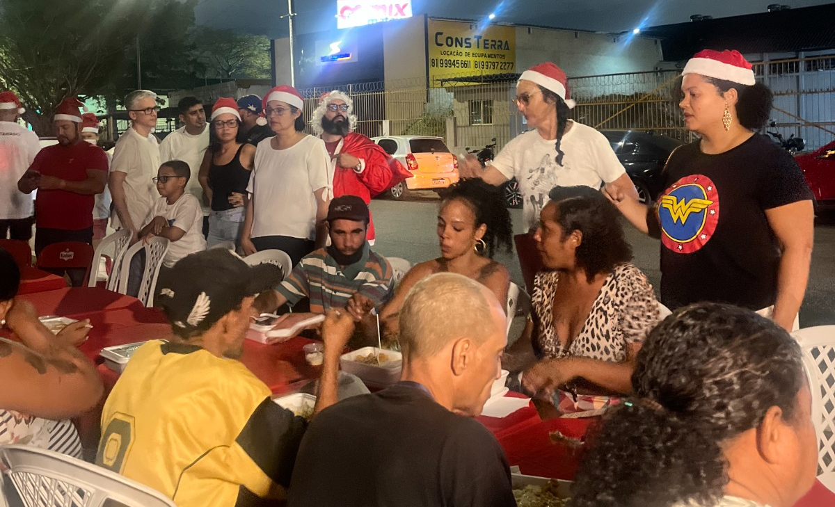 Jantar Solidário de Natal percorre ruas do Recife para distribuir refeições e presentes