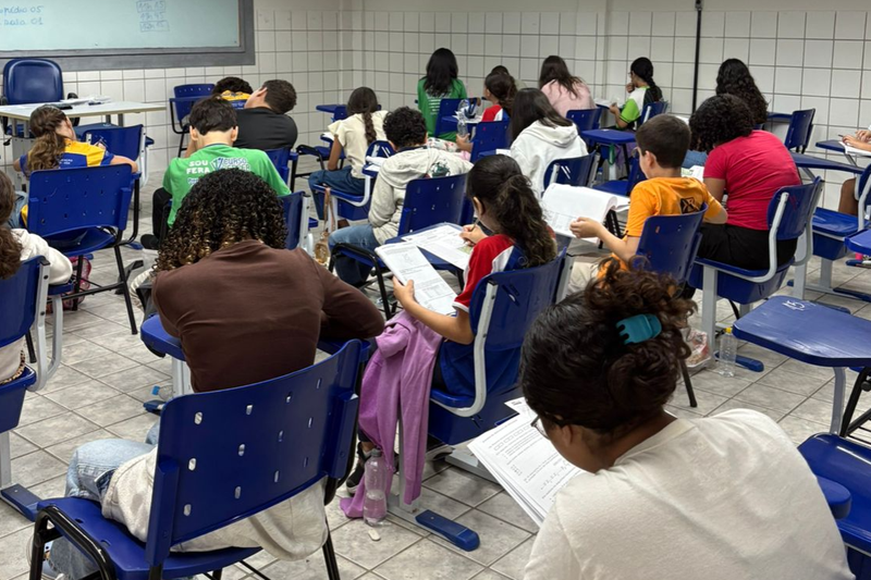 Estudantes fazendo a prova de seleção para o Colégio de Aplicação da UPE