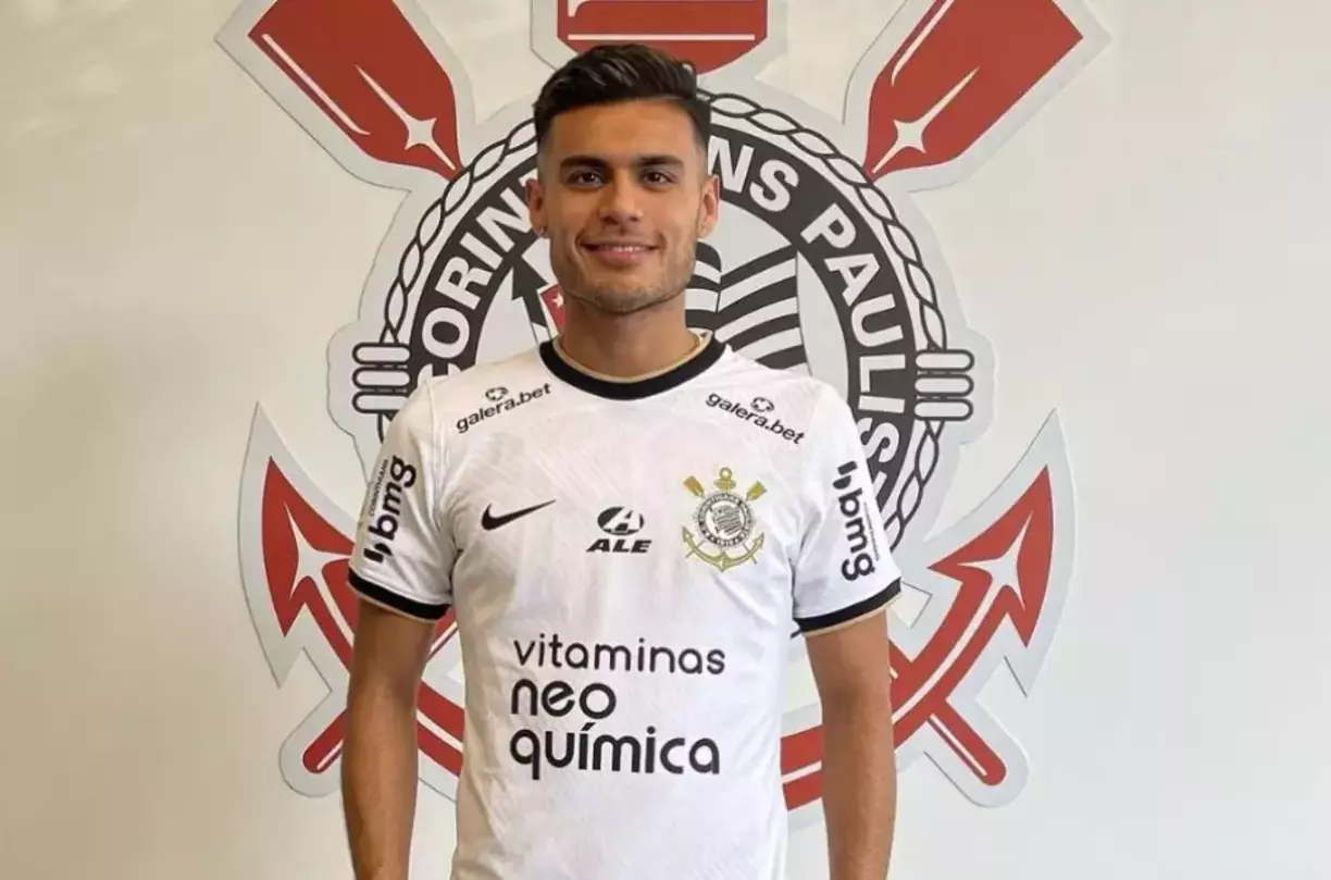Volante Fausto Vera foi oficializado nesta terça-feira (26) pelo Corinthians