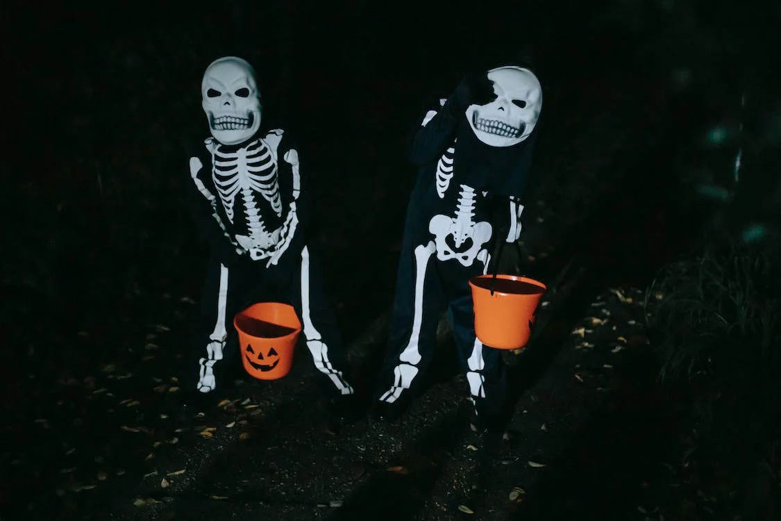 Na noite de Halloween, as crianças se fantasiam e exclamam "doces ou travessuras" na vizinhança.