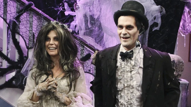 Claire e Phil Dunphy levam muito a sério o Halloween em 'Modern Family'.