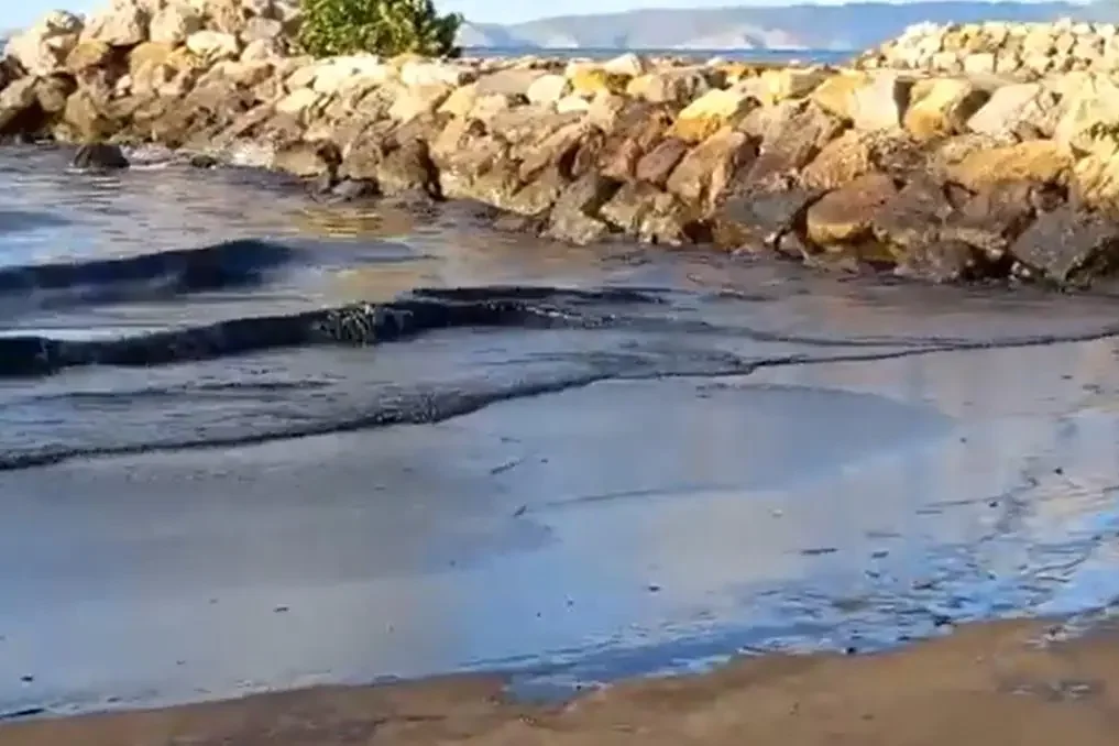 Manchas de &oacute;leo j&aacute; chegaram &agrave; praia de Lecher&iacute;a, na Venezuela